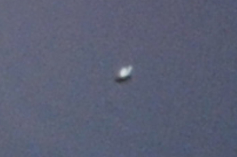 5-30-2011 Peach seed shaped metaliic  UFO anomaly